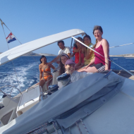 Tydzień żeglarski w Chorwacji. Żeglarstwo sportowe przy silnym wietrze. Tutaj młodzi przyjaciele z Kola Przyjaciół Bruno Gröninga doświadczają bliskości słońca, wiatru i morza.