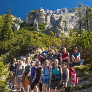 Jeugd-bergwandelweken in Filzmoos (Oostenrijk): Elke zomer komen hier jonge vrienden uit de hele wereld samen en leggen op de gezamenlijke bergwandelingen vriendschappelijke contacten.