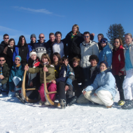 Week-end de neige à Braunwald (Suisse) : on peut jouir de la montagne majestueuse en faisant du ski, de la planche à neige, du patinage et de la randonnée à raquettes et se connecter avec la beauté de la nature.