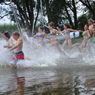 L'heure de communauté du matin est suivie d’une baignade rafraîchissante dans le lac.
