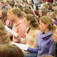 השירה בציבור בכנסי הצעירים ובשבועות הצעירים מוערכת ביותר ונעשית בהמון שמחה