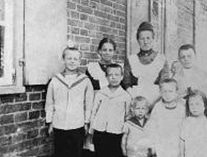 Бруно Грёнинг нь 1906 оны 5-р сарын 30-нд Данциг-Олива хотод Аугуст ба Маргарете Грёнингийн гэр бүлд долоон хүүхдийн дөрөв дэх хүү болон төрсөн.