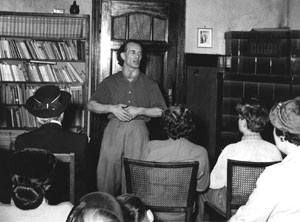 Bruno Gröning in einer Gemeinschaftsstunde.