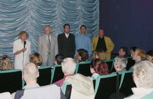 2003年10月3日，格蕾特．霍斯纳在柏林纪录片首映礼上致词，在她身旁由左至右：曼弗雷德．福特曼，托马斯．艾希，布克哈德．佩施和曼弗雷德．罗森伯格