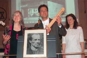 Bruno Gröning-Freundeskreis: PeacePole-Verleihung: v.l. Deborah Moldow, Dieter Häusler und Birgit Häusler bei der Übergabe des Peace Pole Awards